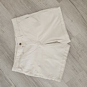 Gap - Mens Essential 7 inch Khaki Shorts - Stone Color - Size 33